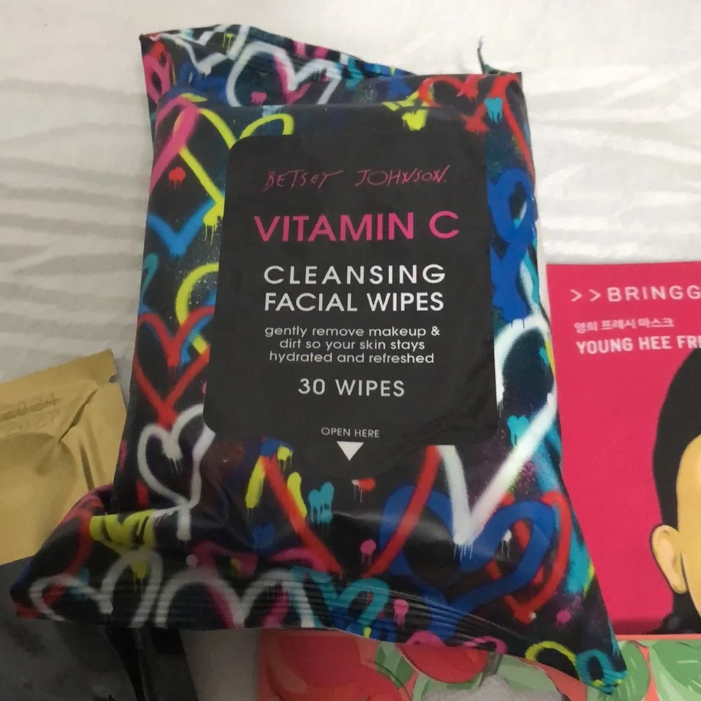 Betsy Johnson Face Wipes and Eye & Lip Mask Bundle of 8